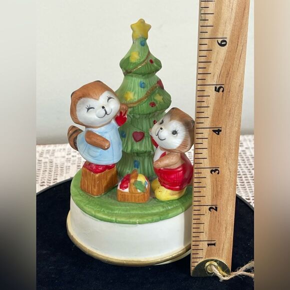 Vintage Christmas rotating music box || Christmas beavers around tree music box - Picture 8 of 10